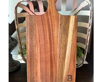 Houtgebrande acaciasnijplank met monogram: gepersonaliseerde charcuterieplank