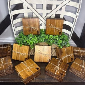 Juego de 4 posavasos de madera personalizados: monograma quemado, regalos de bar, regalo de inauguración de la casa, posavasos de madera, monograma, regalo de boda imagen 2