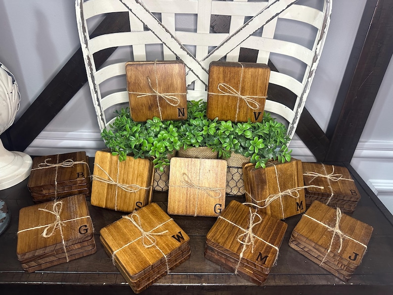 Juego de 4 posavasos de madera personalizados: monograma quemado, regalos de bar, regalo de inauguración de la casa, posavasos de madera, monograma, regalo de boda imagen 2