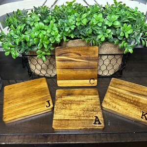 Juego de 4 posavasos de madera personalizados: monograma quemado, regalos de bar, regalo de inauguración de la casa, posavasos de madera, monograma, regalo de boda imagen 17