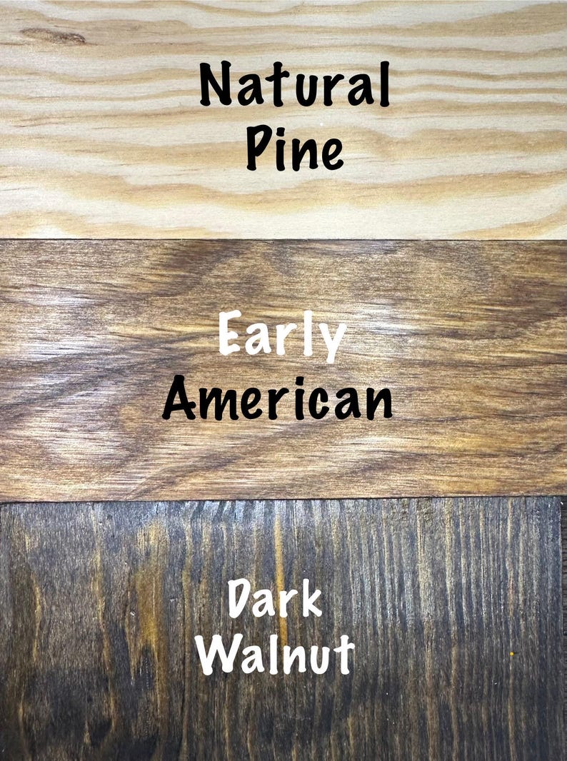 Puede incluir: Primer plano de tres muestras de madera con diferentes acabados. La muestra superior es Natural Pine, la del medio Early American y la inferior Dark Walnut. Cada muestra tiene el nombre del acabado en texto blanco.