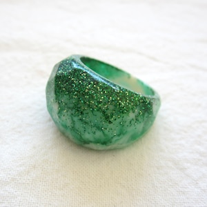 Grüner Glitzer Harz Ring, Kuppel facettiert, grüner Glitzer Ring, Statement grüner Harz Ring, Marmoriert Harz Ring, Geschenkideen für sie, Größe US8,5