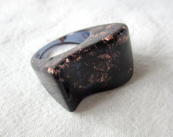 Resin ring, Wave shape ring, Transparent black, copper leaf flakes, Statement resin ring, Gift ideas for her, Retro inspired ring, Size 7