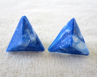 Pendientes de arcilla polimérica - hechos a mano en forma de pirámide - patrón de mármol de galaxia azul y blanco con brillo groovy - tachuelas de acero inoxidable