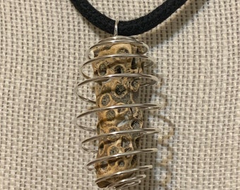 Coral en un collar con colgante de jaula de cuentas enrolladas