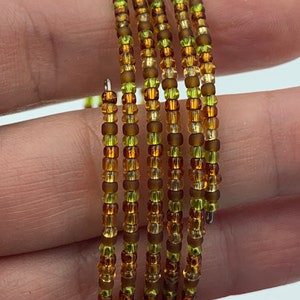 Armband med mix av seed beads och minnestråd i bruna färger