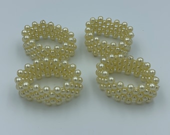 Un set di 6 anelli portatovaglioli in argento con perle, (dimensioni
