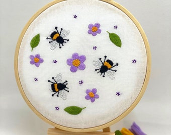 Hummel und Gänseblümchen Embroidery Kit, DIY Stickerei, Bastelgeschenk, Handstickerei Set, Moderne Stickerei