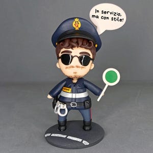 Personalisierte Berufsfigur aus Polymer Clay – Polizist im Chibi-Stil mit Sprechblase und Anhänger – Handgemachte Geschenkidee