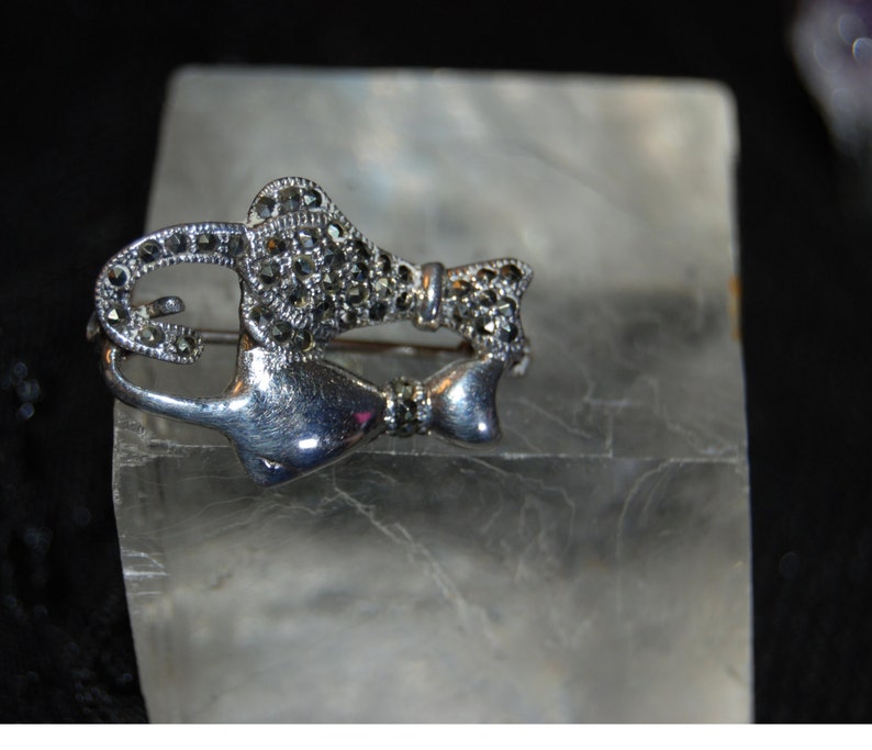Knotted Tails Duo Kitty Cat Brooch in Vintage Sterling and Marcasite BKB-KBRCH44 image 4