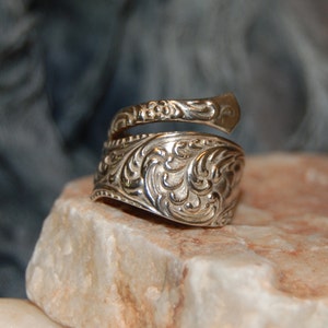 Vintage Sterling Silver Repousse Swirl Plumed Large By Pass Spoon Wrap Ring Flatware Design BKB-FLTWRR09
