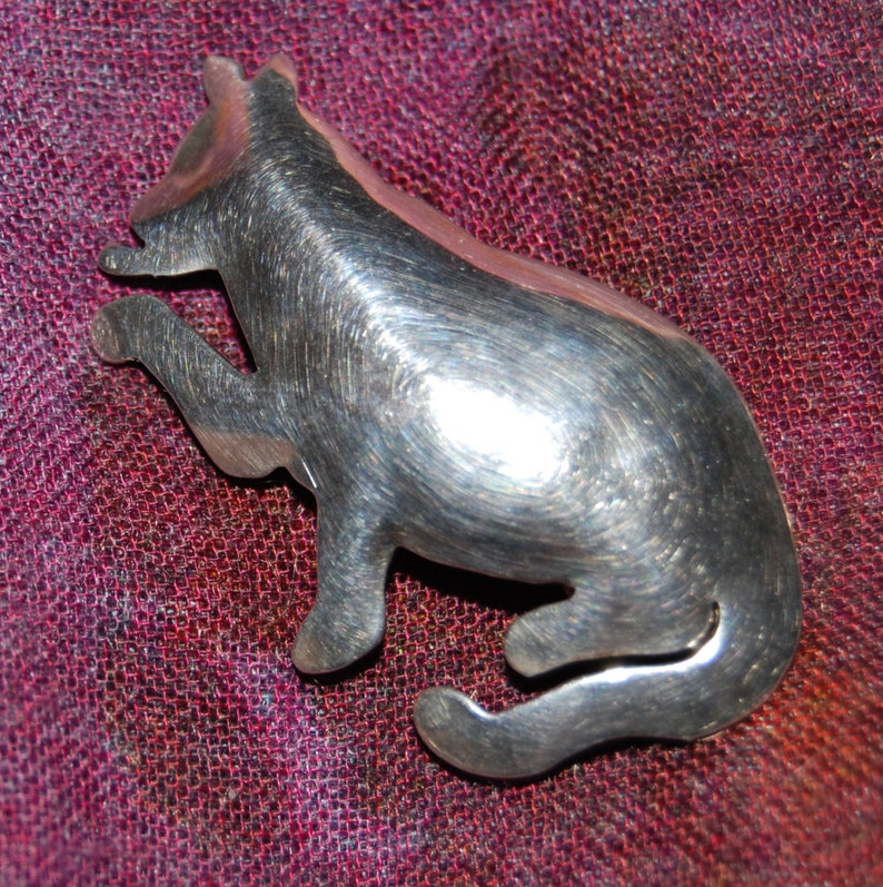 Vintage Retro Zirkus Sterling Silver Kitty Soft Polished Cat Feline Licking Paw Modernist Brooch #BKB-KBRCH135