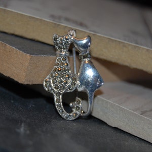 Knotted Tails Duo Kitty Cat Brooch in Vintage Sterling and Marcasite BKB-KBRCH44 image 5