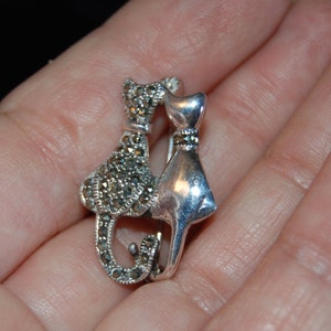 Knotted Tails Duo Kitty Cat Brooch in Vintage Sterling and Marcasite BKB-KBRCH44 image 2