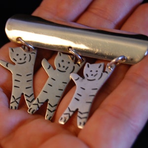 Trio van bungelen dansen katten Bar broche in Vintage Sterling #BKB-KBRCH50