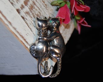 Dual Hugging Marcasite Detailed Aquamarine ou Emerald Kitty Cat Brooch en sterling vintage #BKB-KBRCH221