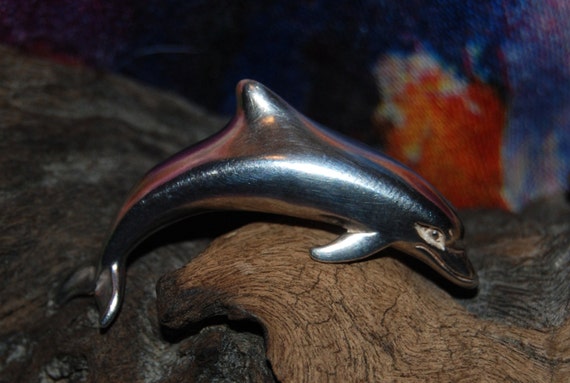Vintage Sterling Silver Classic Dolphin Brooch - image 4