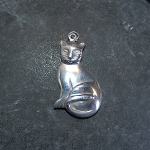 BOMA Vintage Seated Kitty Cat Pendant in Sterling #BKB-KCHRM154