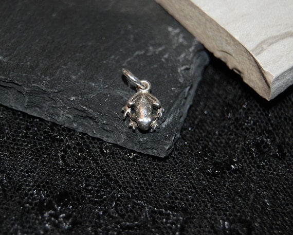 Vintage Sterling Silver Spotted Tiny Tree Frog Ch… - image 1
