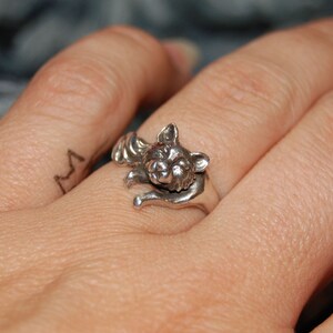 Swirled Waved Bushy Tailed Crouched Close Up Vintage Artsy Kitty Cat Ring Sterling 925 #BKC-KRNG65