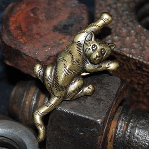 Vintage JJ Goldtone Climbing Kitty Cat Brooch #BKB-VNTG25
