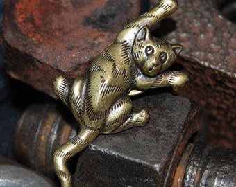 vintage JJ Goldtone Climbing Kitty Cat Brooch #BKB-VNTG25