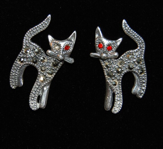 Vintage Marcasite and Garnet One Eyed Kitty Cat Earrings #BKC-KERNG71