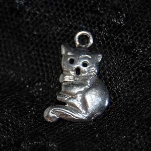 Tiny Vintage Kitty Cat Pendant in Sterling BKB-KCHRM143
