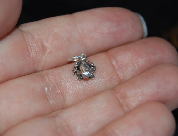 Vintage Sterling Silver Spotted Tiny Tree Frog Ch… - image 4