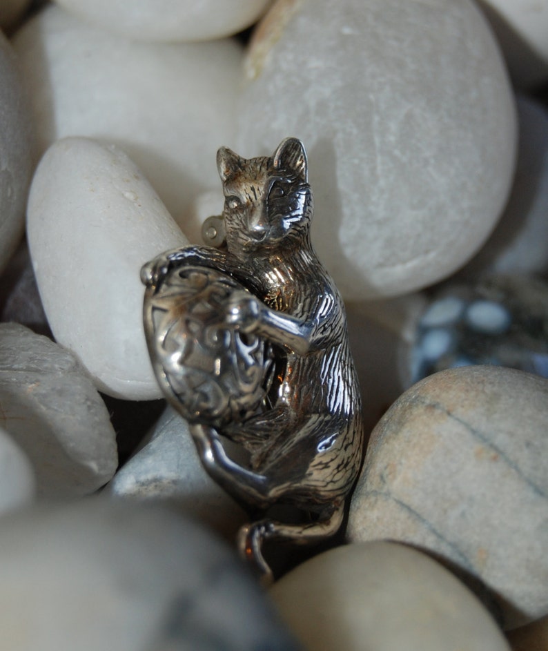 Jezlaine Vintage Sterling Feline Silver Kitty Cat with Filigree Yarn Art Noveau Bad Kitty at Play Brooch #BKB-KBRCH170