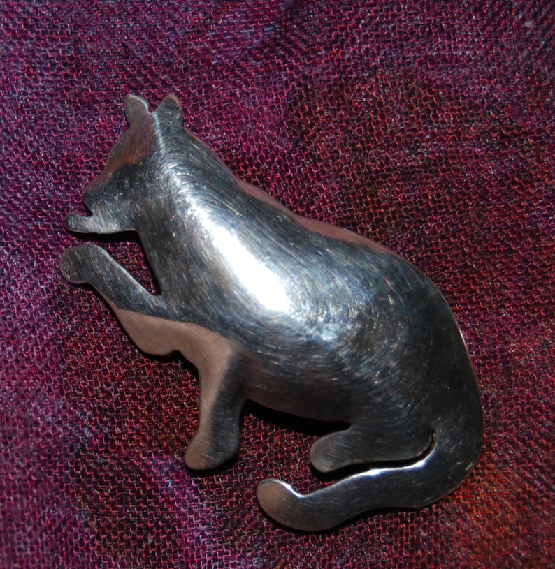 Vintage Retro Zirkus Sterling Silver Kitty Soft Polished Cat Feline Licking Paw Modernist Brooch #BKB-KBRCH135