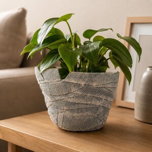 Maceta de cerámica hecha a mano con superficie tejida texturizada – Maceta de arcilla escultural, maceta para suculentas de interior, regalo de decoración para el hogar estilo Wabi Sabi