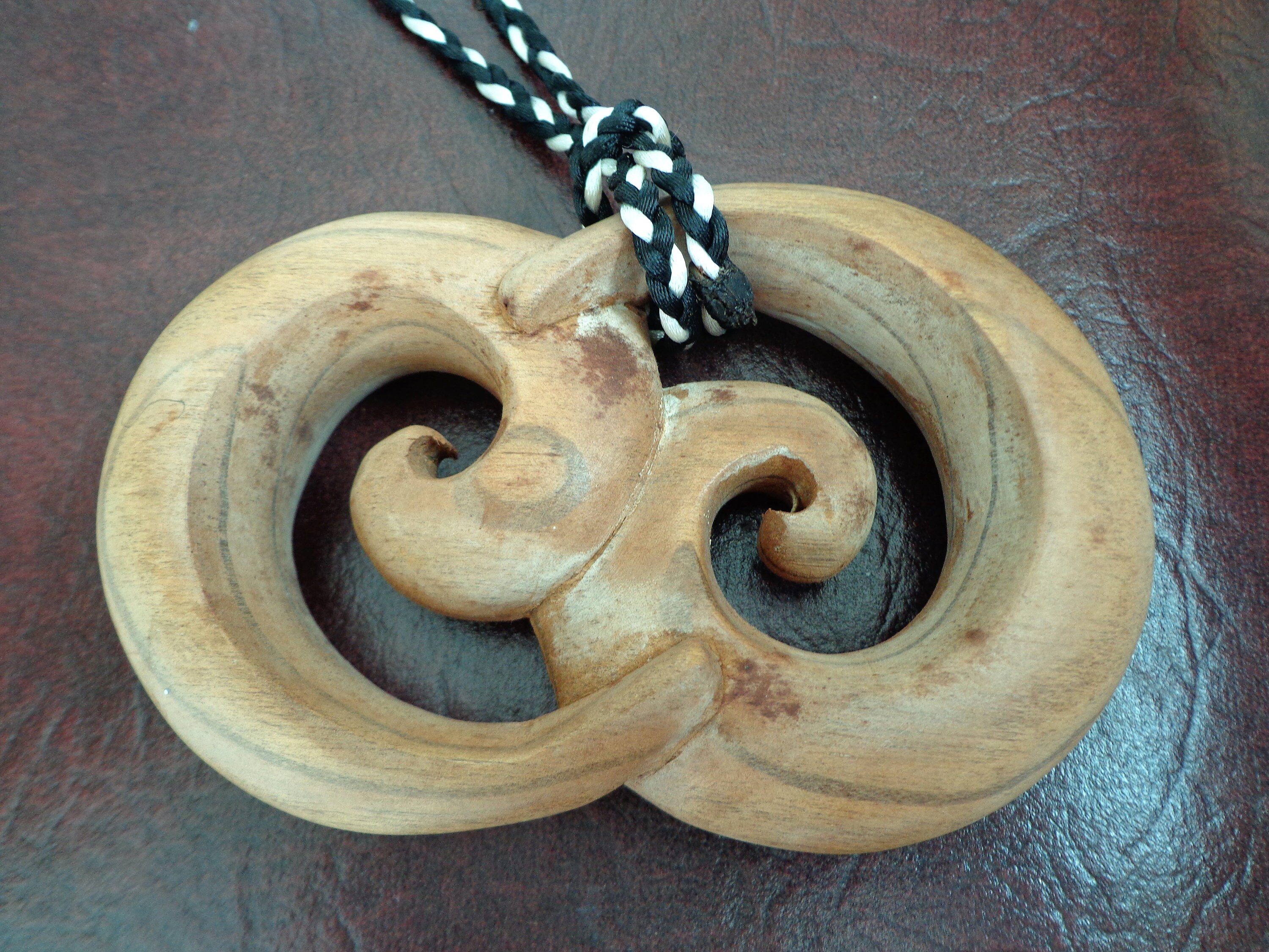 NZ Kiefernholz Double Maori Koru Ornament mit Schnur. W80 Etsy.de