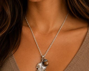 Collar con colgante de bellota y hoja de roble de piedra lunar, plata - 20 pulgadas