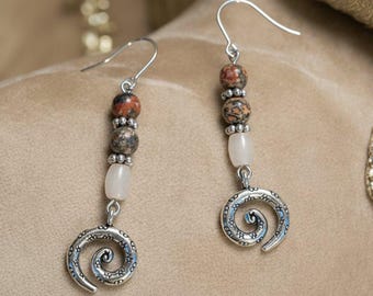 Pendientes de ópalo y jaspe con diseño en espiral