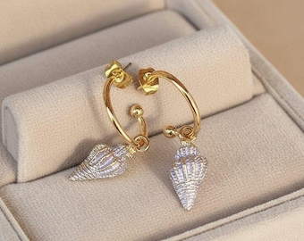 Pendientes de aro dorados con concha marina color lavanda pálido, con forma de aro