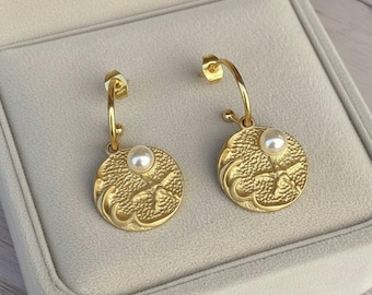 Sandy Beach Pearl hoop earrings, Gold - 16mm