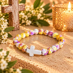 Bracciale elastico con croce e perline color fucsia giallo