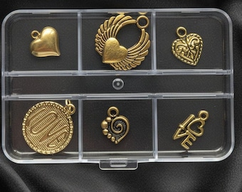 Set di 6 mini porta ciondoli Love, colore oro.
