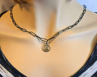 Collar con dije de símbolo de la paz en bronce negro, hasta 24 pulgadas - Unisex