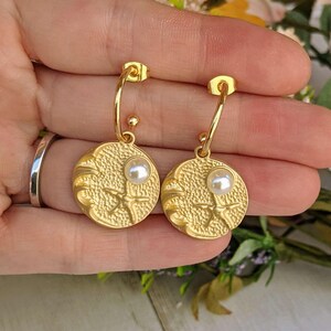 Gold Sandy Beach Pearl gold hoop earrings, Hoop Drop, 16mm - - LadybugfeetDesigns -