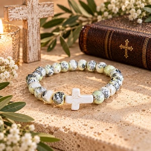 Bracciale elastico con croce e perline color verde terra e avorio