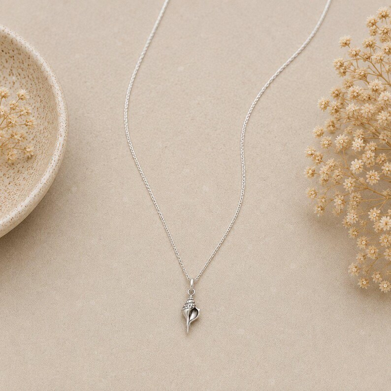 Conch Necklace, 20 inches - Silver - - LadybugfeetDesigns -