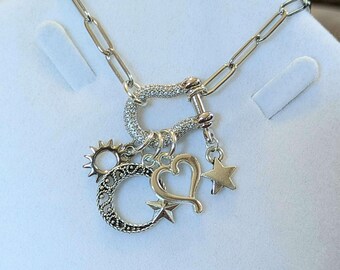 Collar con mosquetón y grillete de luna creciente y corazón celestial, plateado (50,8 cm)