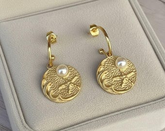 Sandy Beach Pearl hoop earrings, Gold - 16mm