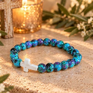 Bracciale elastico con croce e perline color verde acqua, blu e verde