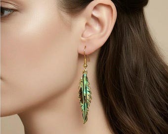Orecchini pendenti in oro con piuma di abalone