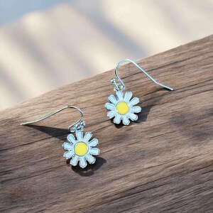 Daisy dangle earrings - - LadybugfeetDesigns -