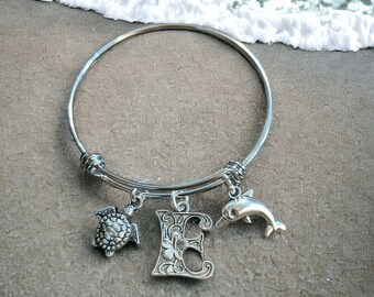 Pulsera infantil con diseño de playa, delfín, tortuga marina y concha marina.
