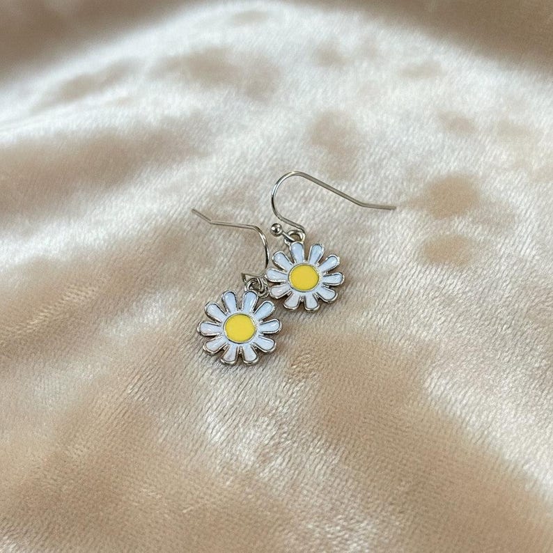 Daisy dangle earrings - - LadybugfeetDesigns -